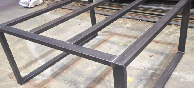 Taules fetes amb ferro negre envernissat. Amb soldadura molt neta feta amb làser.