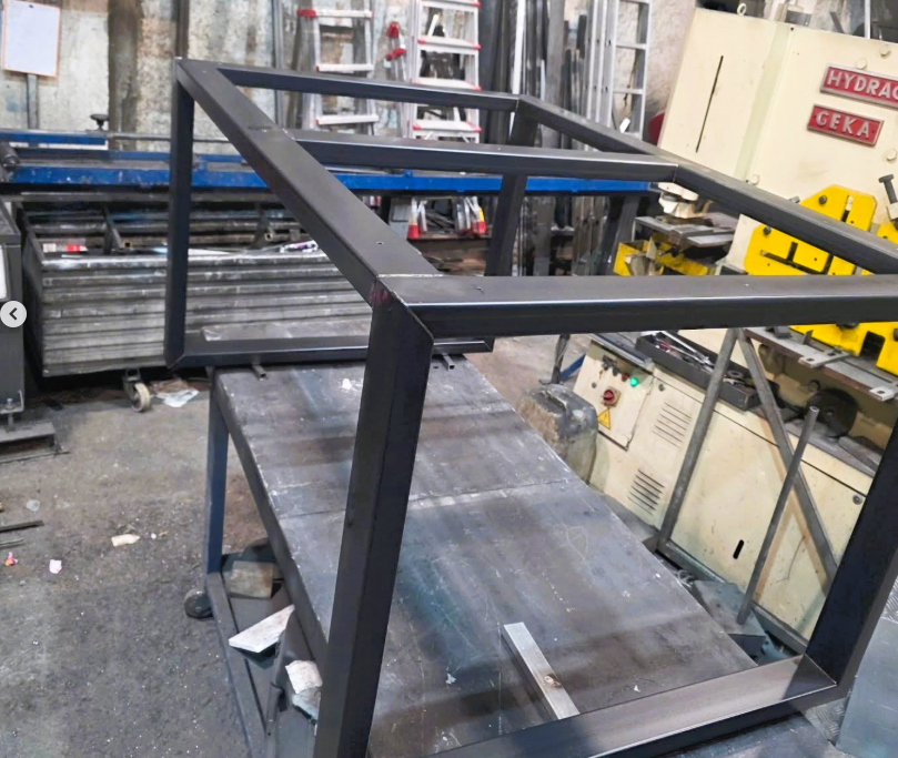 Taules fetes amb ferro negre envernissat. Amb soldadura molt neta feta amb làser.