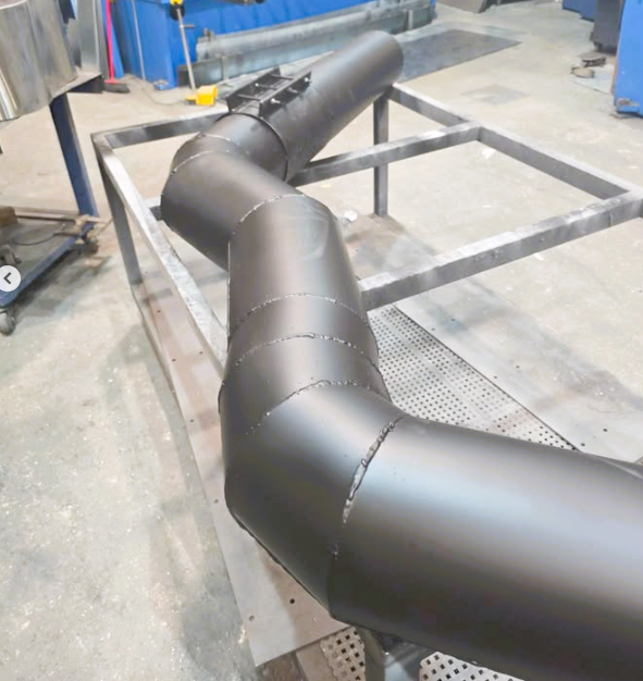 Tub de ferro pintat amb tractament especial per connectar amb una caldera. Completament fet a mida i amb les corbes demanades.