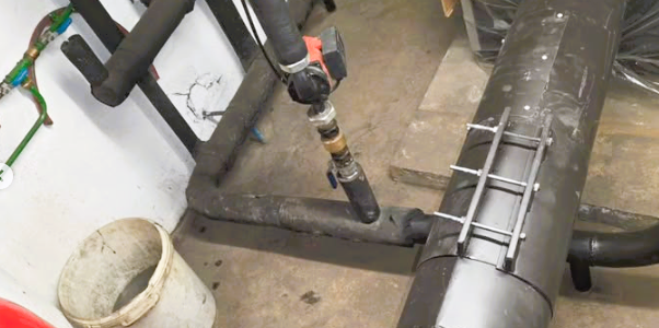 Tub de ferro pintat amb tractament especial per connectar amb una caldera. Completament fet a mida i amb les corbes demanades.