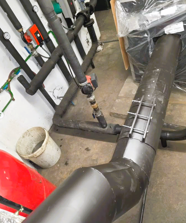 Tub de ferro pintat amb tractament especial per connectar amb una caldera. Completament fet a mida i amb les corbes demanades.