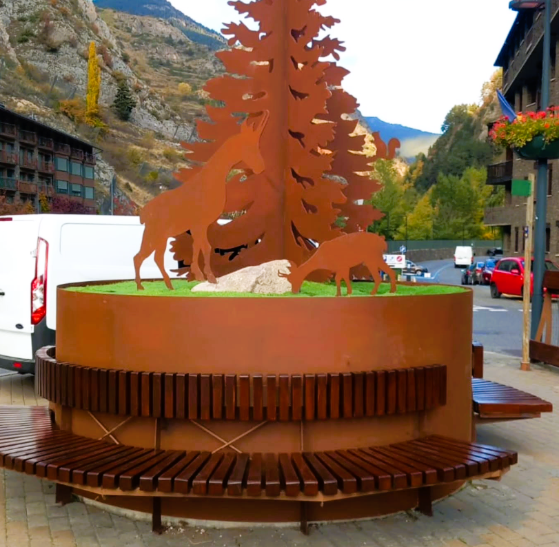 Molt bona feina a Canillo. Treball molt maco i terminat a Canillo. Xapa Corten de 5 mm tallat amb làser i la rodona de 3000 x 1400 amb "rodillo". Esperen que els agradi Gràcies.