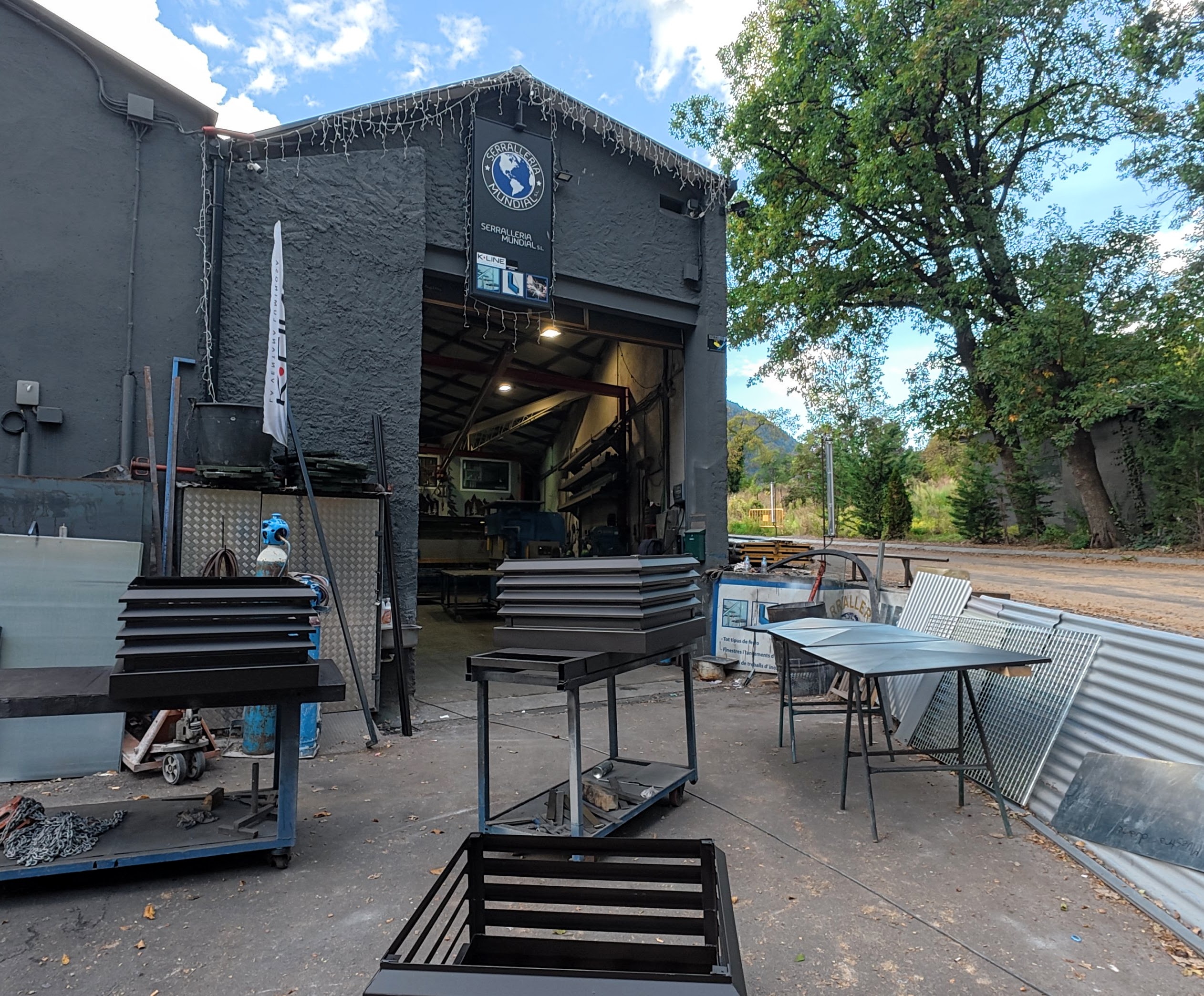 La soldadura làser ofereix nombrosos avantatges que la converteixen en una tecnologia preferida en diferents sectors industrials. Aquesta tècnica destaca per la seva alta precisió, cosa que permet soldar amb un control exacte zones molt específiques sense afectar l’àrea circumdant. Gràcies a aquesta característica, s’obtenen soldadures netes, resistents i amb acabats estètics excel·lents.

A més, la soldadura làser és molt ràpida, accelerant els processos de fabricació i millorant la productivitat. El seu procés sense contacte minimitza la contaminació i el desgast de les peces, fent-la ideal per a materials delicats o comp­onents petits. També presenta una baixa generació de calor, cosa que redueix la deformació i la tensió tèrmica en les peces, evitant la necessitat de processos posteriors de reparació.

Un altre aspecte clau és el baix consum energètic i la possibilitat d’automatitzar el procés, fet que permet fer soldadures continuades amb alta eficiència i menys necessitat d’intervenció manual. Aquests avantatges fan que la soldadura làser sigui una solució sostenible, econòmica i d’alt rendiment per a una àmplia gamma d’aplicacions industrials.

Per tant, la soldadura làser combina precisió, rapidesa i qualitat, oferint una alternativa superior als mètodes tradicionals per a les indústries que busquen innovació i excel·lència tècnica.

Altres avantatges importants inclouen la capacitat per soldar materials diversos, soldadures profundes i la reducció significativa de residus i acabats posteriors.