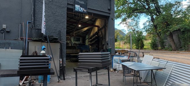 La soldadura làser ofereix nombrosos avantatges que la converteixen en una tecnologia preferida en diferents sectors industrials. Aquesta tècnica destaca per la seva alta precisió, cosa que permet soldar amb un control exacte zones molt específiques sense afectar l’àrea circumdant.