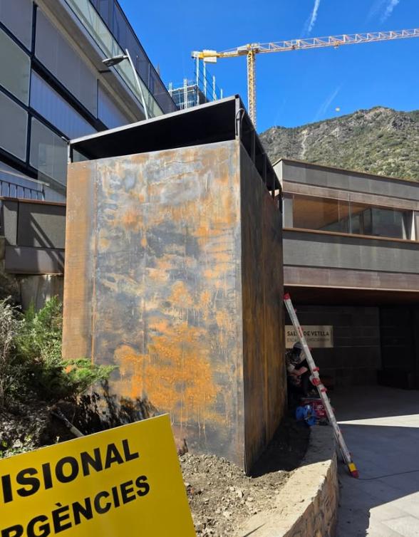 Per l'obra de l'hospital de Nostra Senyora de Meritxell. Per protegir el conducte de ventilació. Si passeu per allà o veureu sí o sí!
